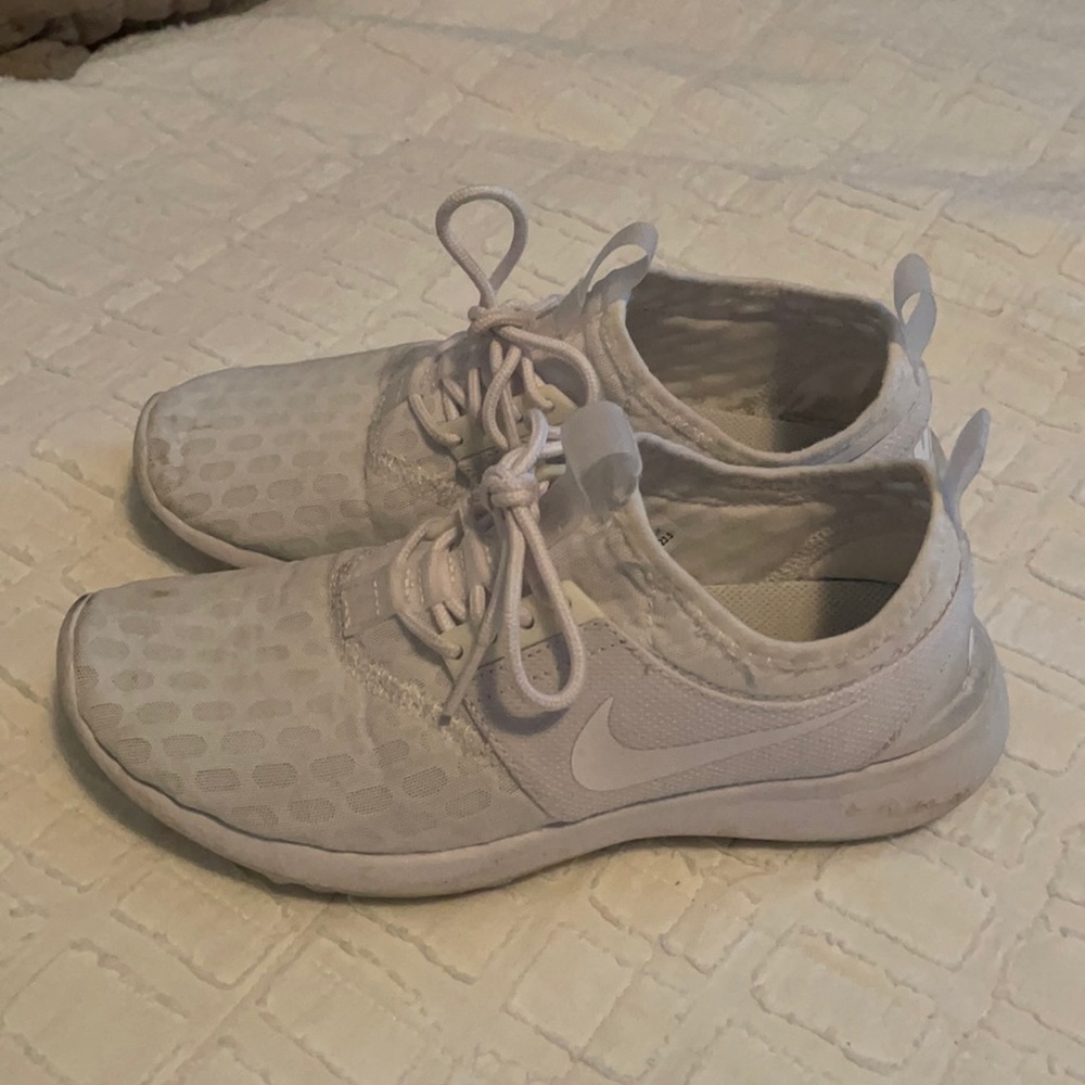 Size 6.5 White Nike tennis shoes